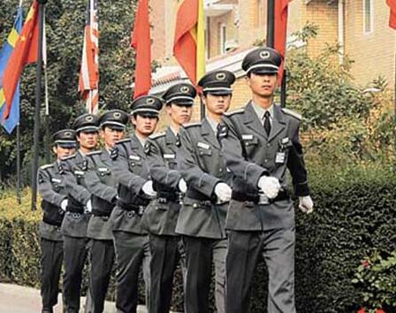 在小區(qū)門口發(fā)生搶劫事件時(shí)，物業(yè)保安是否負(fù)有相關(guān)責(zé)任