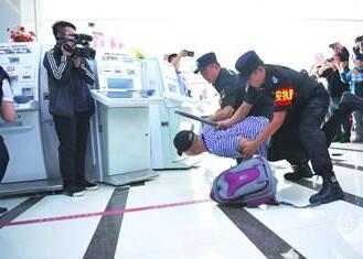 銀行內(nèi)遇搶劫咋應(yīng)對(duì)？襄陽(yáng)戎安保安公司演練給答案